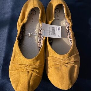 Mustard Yellow Cato Suede Flats Size 10. NWT